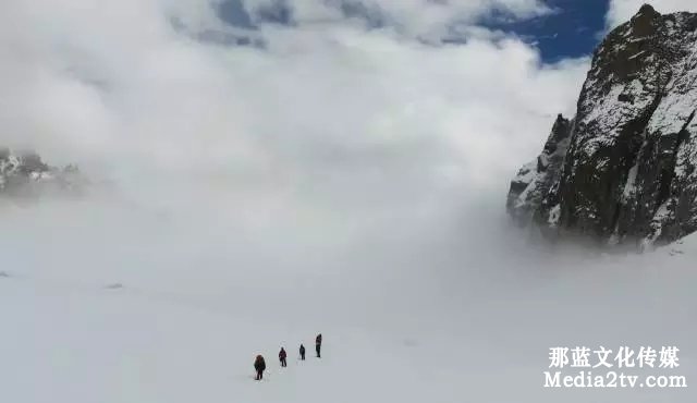 小愛在雀兒山航拍