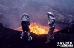 無人機(jī)航拍噴涌巖漿的火山口，這樣的畫面你看